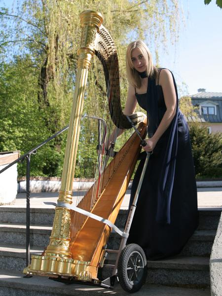 Harpo, Transport einer Konzertharfe über Stufen